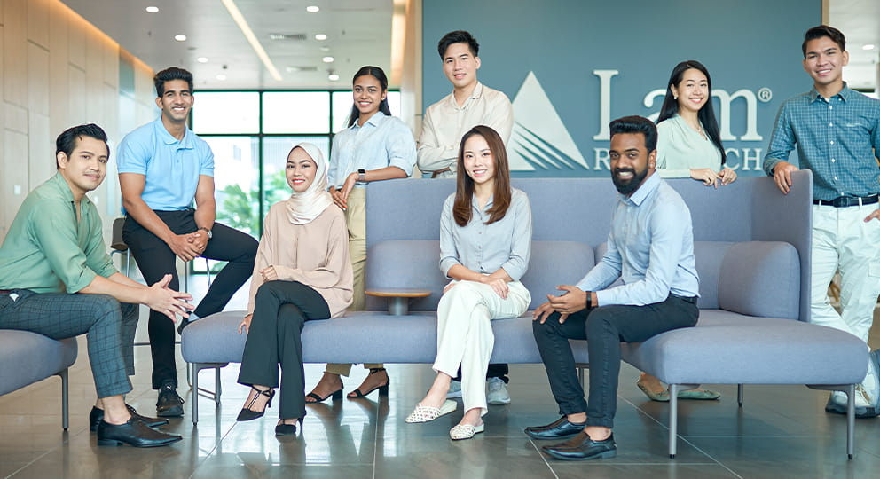 Employees in a modern, brightly lit office space 성장의 원동력, 사람