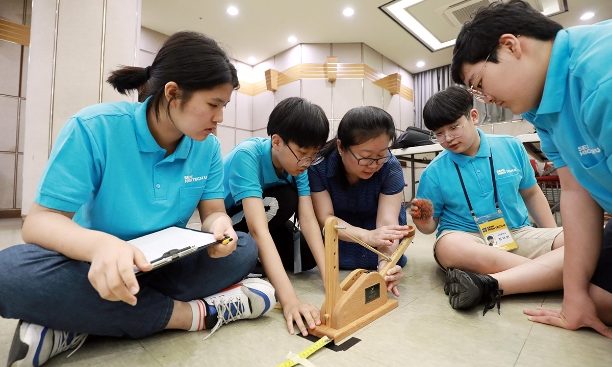 Children sitting on the floor building a project